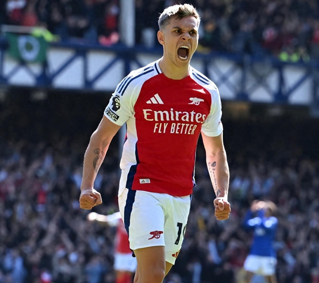 足球中超球员获选月最佳，数据联盟第一（中超球星当选月度最佳，数据领跑全联盟）