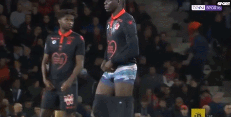 萨拉赫公开炮轰利物浦：若离队沙特高薪与欧洲降薪二选一（萨拉赫怒斥利物浦：若离队，只能在沙特高薪与欧洲降薪间抉择）