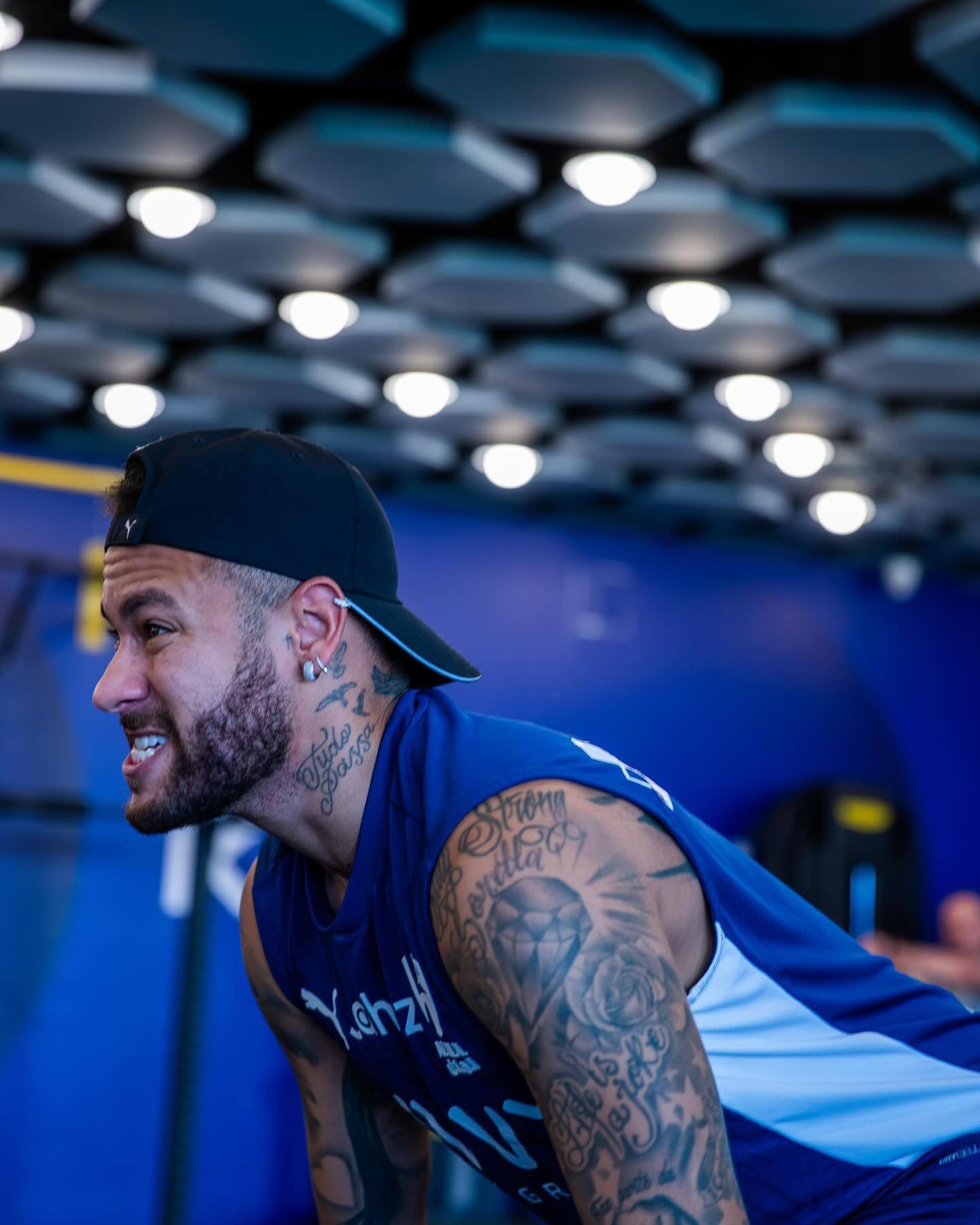 马卡：维尼修斯和皇马续约谈判远未达成，期限与年薪上有分歧（马卡报：皇马与维尼修斯续约受阻，双方在合同年限与薪资上意见不一）