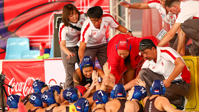 一波三折！邮报：曼联前锋谢什科因食物中毒，复出再次推迟（邮报：谢什科食物中毒，曼联前锋复出计划再度延后）