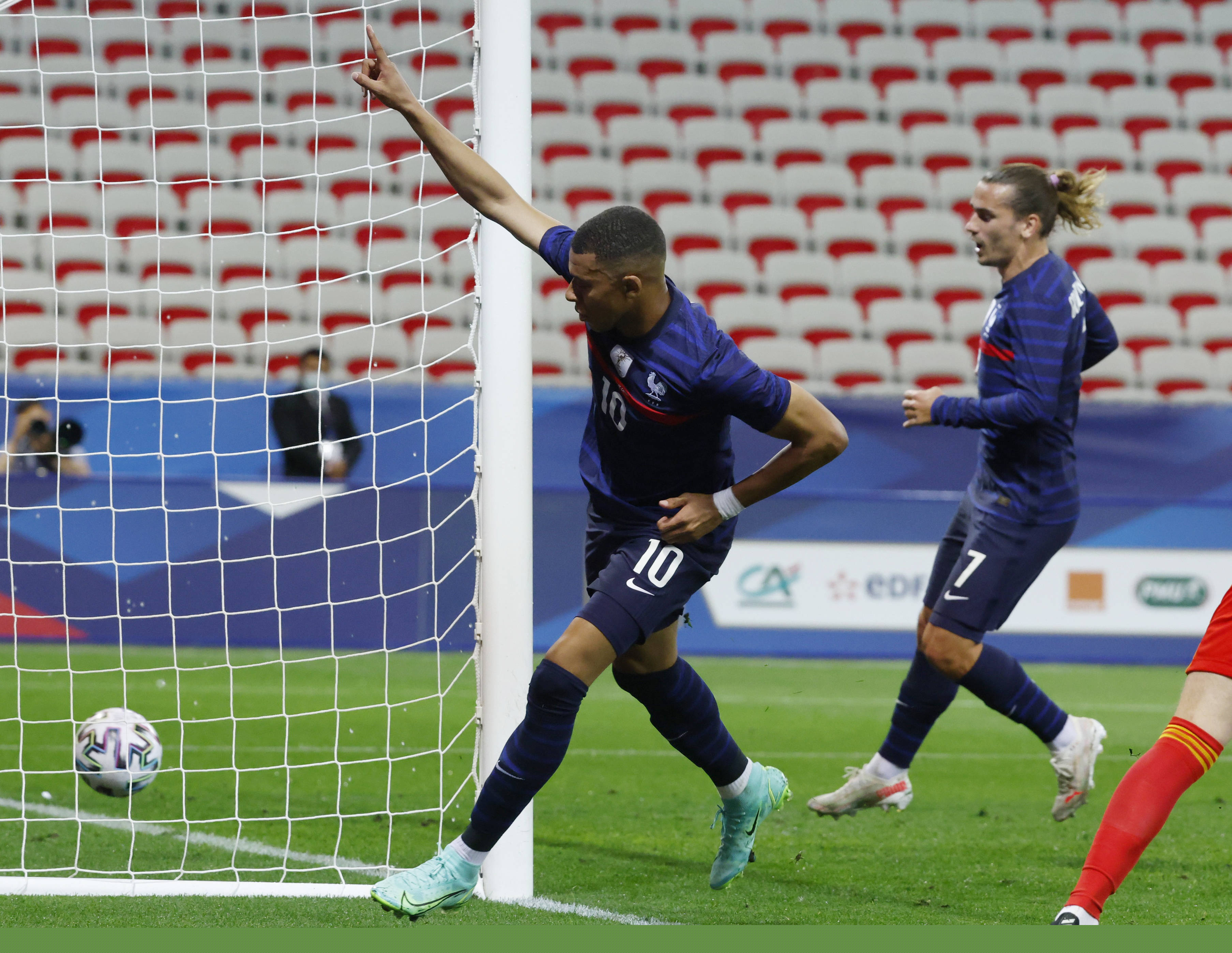 卡拉布里亚：去希腊后米兰的比赛我每场都看，一场都没落下（卡拉布里亚：在希腊期间我把米兰每场比赛都看了，一场未落）