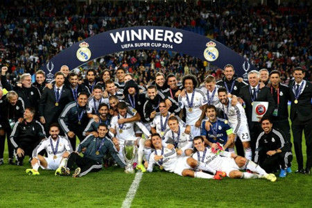 记者：泰山不会放弃成绩搞年轻化，韩鹏明年是否执教还没定（记者称泰山队不为年轻化牺牲成绩，韩鹏明年执教去留未定）