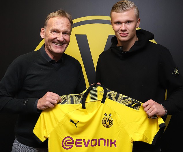 戴伟浚发文疑似告别申花，中国年轻球员的出路究竟在何方？（戴伟浚社媒发声疑与申花告别，中国年轻球员的未来路在何处？）