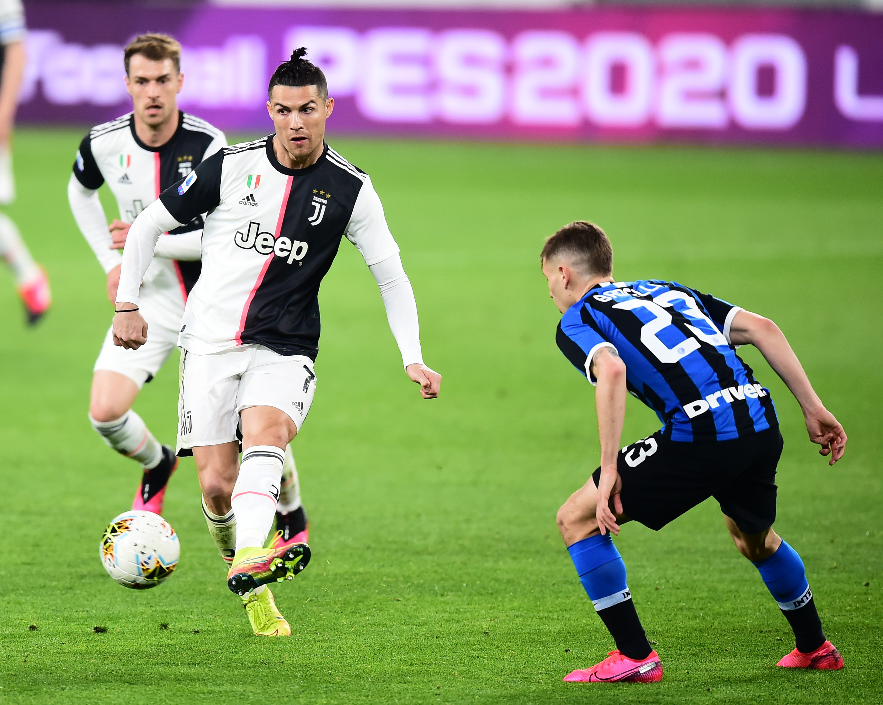 雷迪克盛赞艾顿防守端表现：他能做很多事情，甚至能换防马克西（雷迪克称艾顿防守全面：能胜任多项任务，甚至可换防马克西）