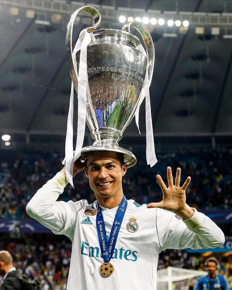 科贝记者：法兰克福球迷往巴萨球迷区投掷杂物甚至发射焰火（科贝记者：法兰克福球迷在巴萨球迷区投掷杂物并施放焰火）