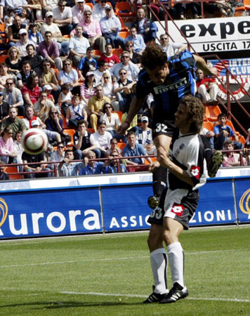 官方：巴萨与24岁后卫埃里克-加西亚续约至2031年（巴萨官方宣布：24岁后卫埃里克·加西亚续约至2031年）