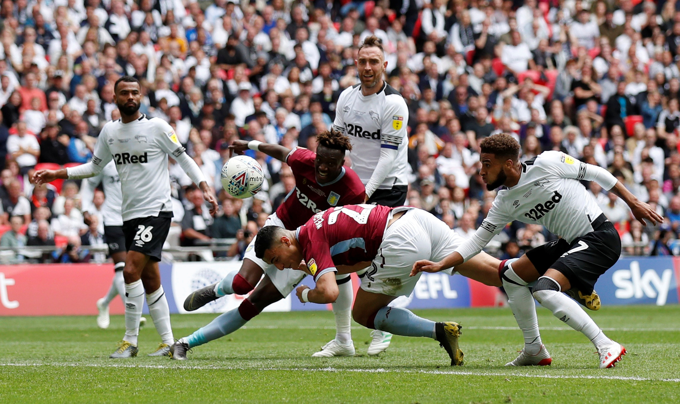 南野拓实法国杯受伤被担架抬出场，疑似遭遇重伤（法国杯南野拓实伤退，被担架抬离赛场疑似重伤）